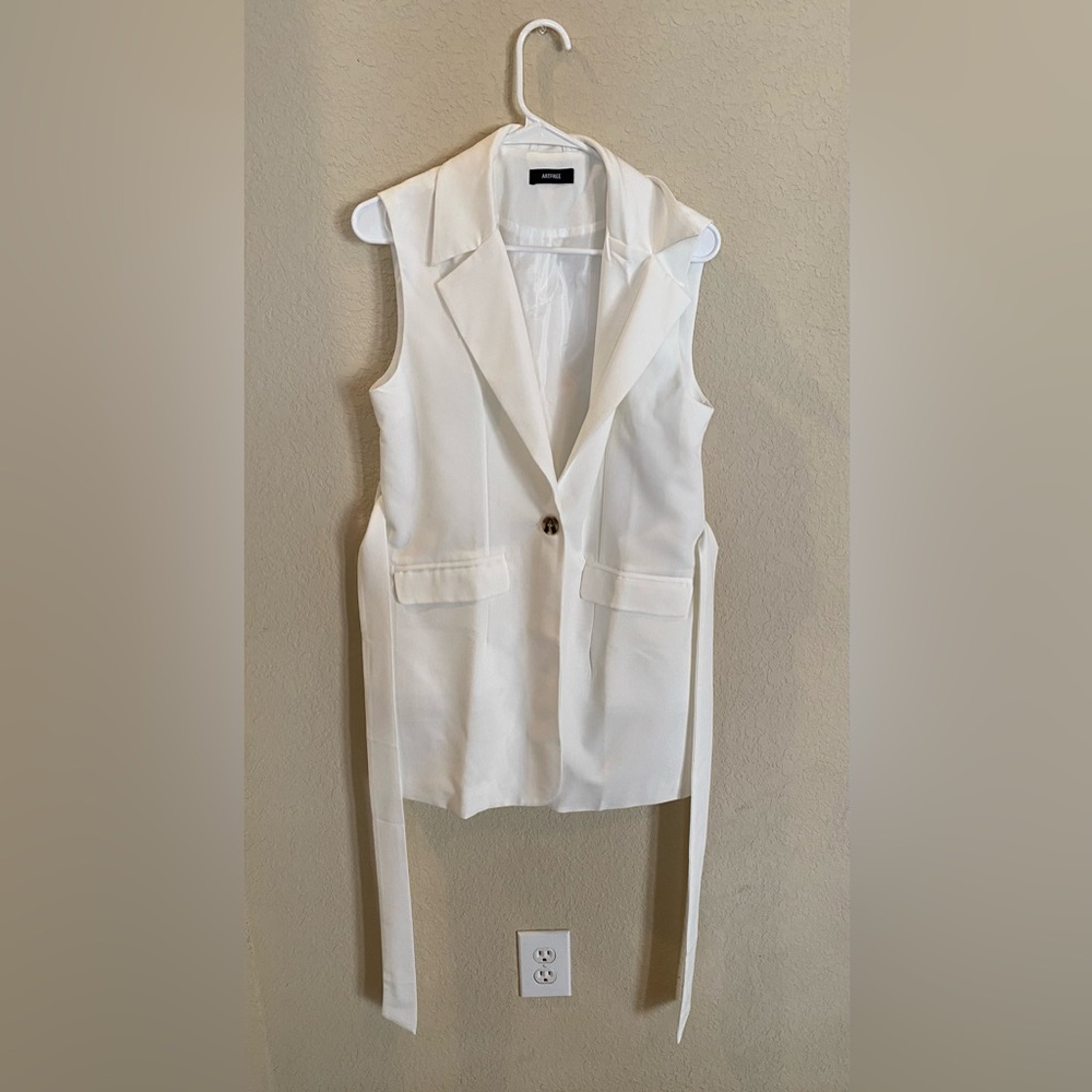White vest/BLAZER 
SLEEVELESS